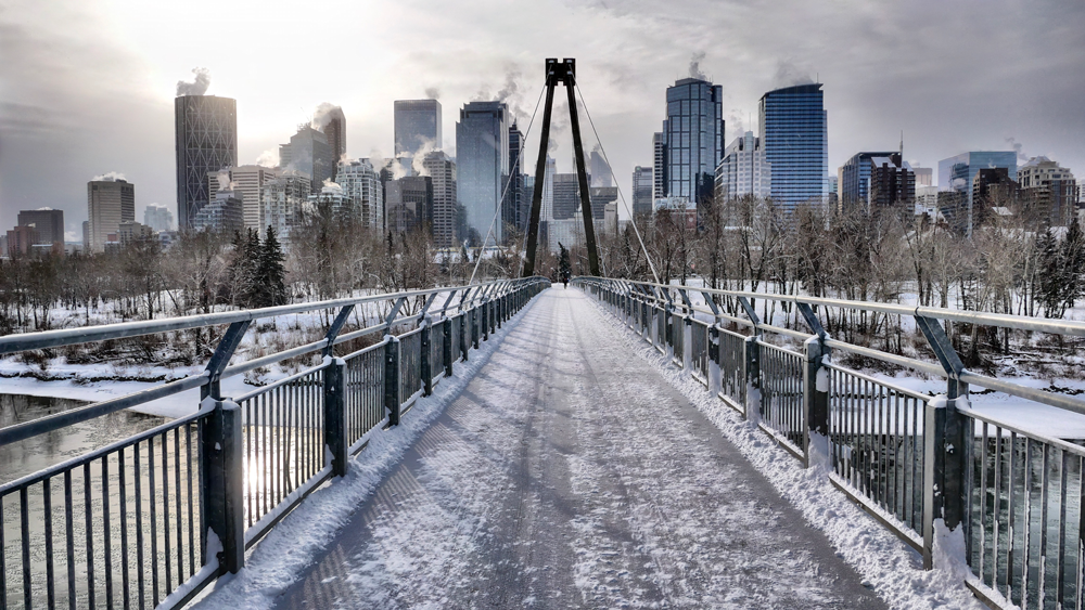 Passerelle couverte de neige au milieu de bâtiments (Calgary, Alberta)