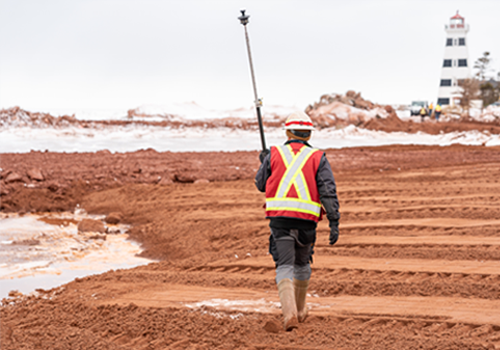 Un travailleur de la construction marche sur une plage réaménagée