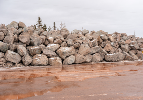 Rochers le long d’un rivage