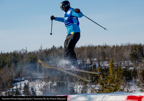 Skieur en train d’effectuer un saut en l’air