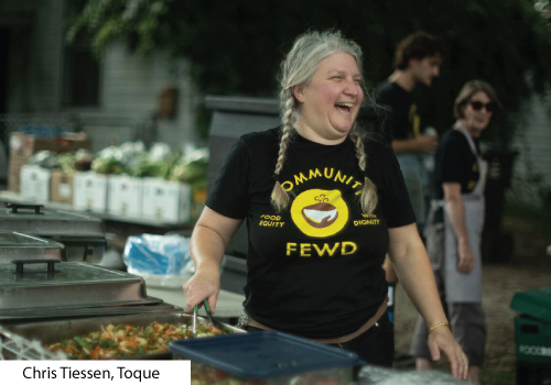 Femme travaillant dans une cuisine communautaire