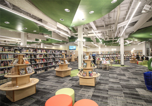 L’intérieur d’une grande bibliothèque avec des étagères.