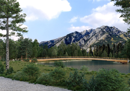 Un pont piétonnier en bois au-dessus de l’eau avec des montagnes en arrière-plan.