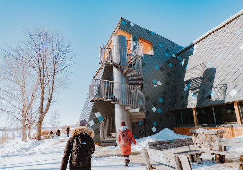 Extérieur du bâtiment du Centre d’interprétation Richardson à Fort Whyte Alive au Manitoba