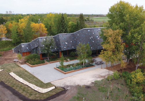 Le bâtiment du centre d’interprétation Richardson vu d’en haut à FortWhyte Alive au Manitoba. Le bâtiment est entouré de verdure 